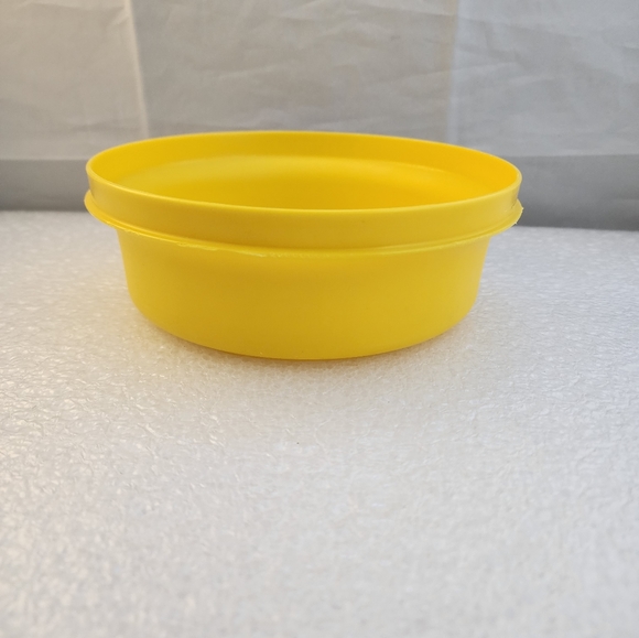 Set of 2 Vtg Tupperware Seal 'N Serve Yellow Bowls - Picture 7 of 13